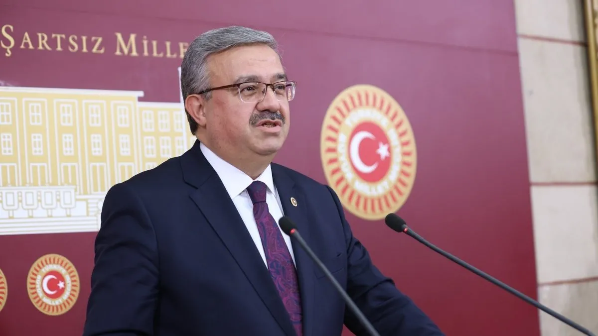 AK Parti Milletvekili İbrahim Yurdunseven'in içinde olduğu minibüs kaza yaptı