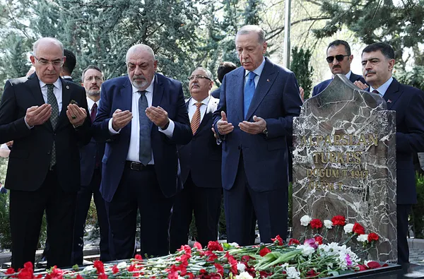 baskan-erdogan-alparslan-turkesin-kabrini-ziyaret-etti-1712236058131.jpeg