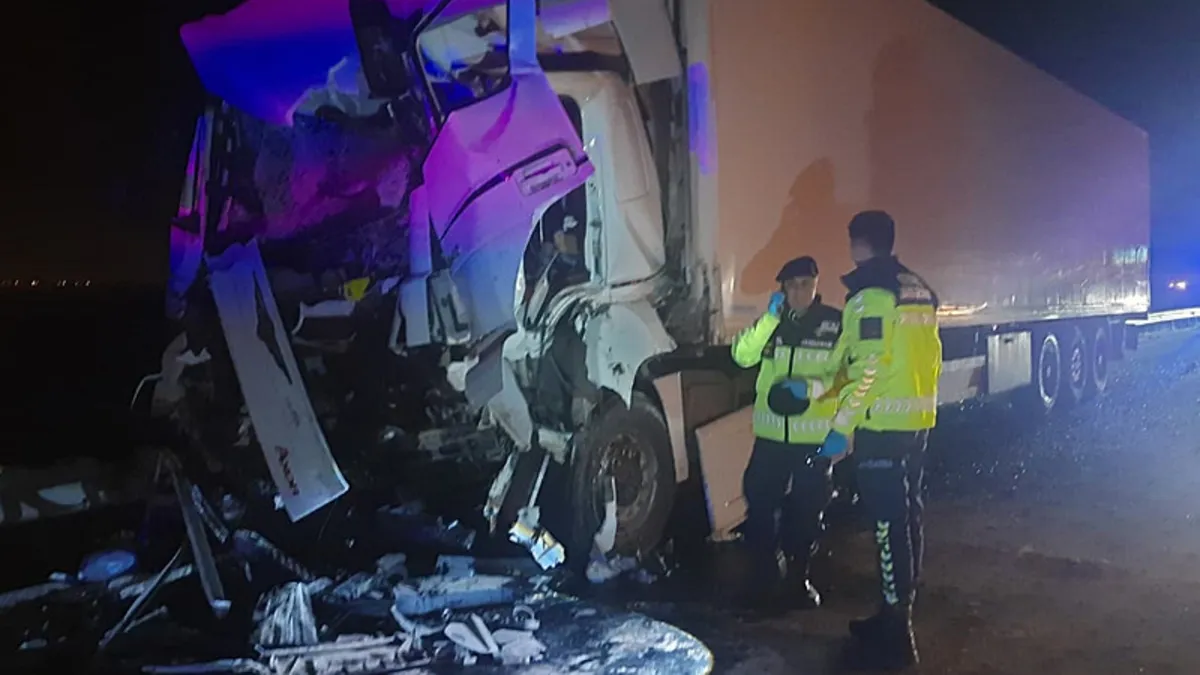 Adana’da tırla tur otobüsü çarpıştı 1’i ağır 15 kişi yaralandı Adana’da tırla tur otobüsü çarpıştı 1’i ağır 15 kişi yaralandı