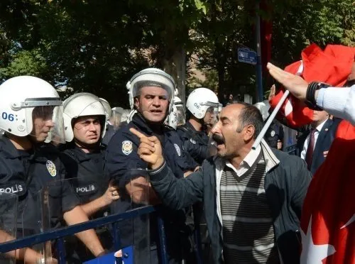 Birinci Meclis önündeki kutlamalara polis müdahale etti