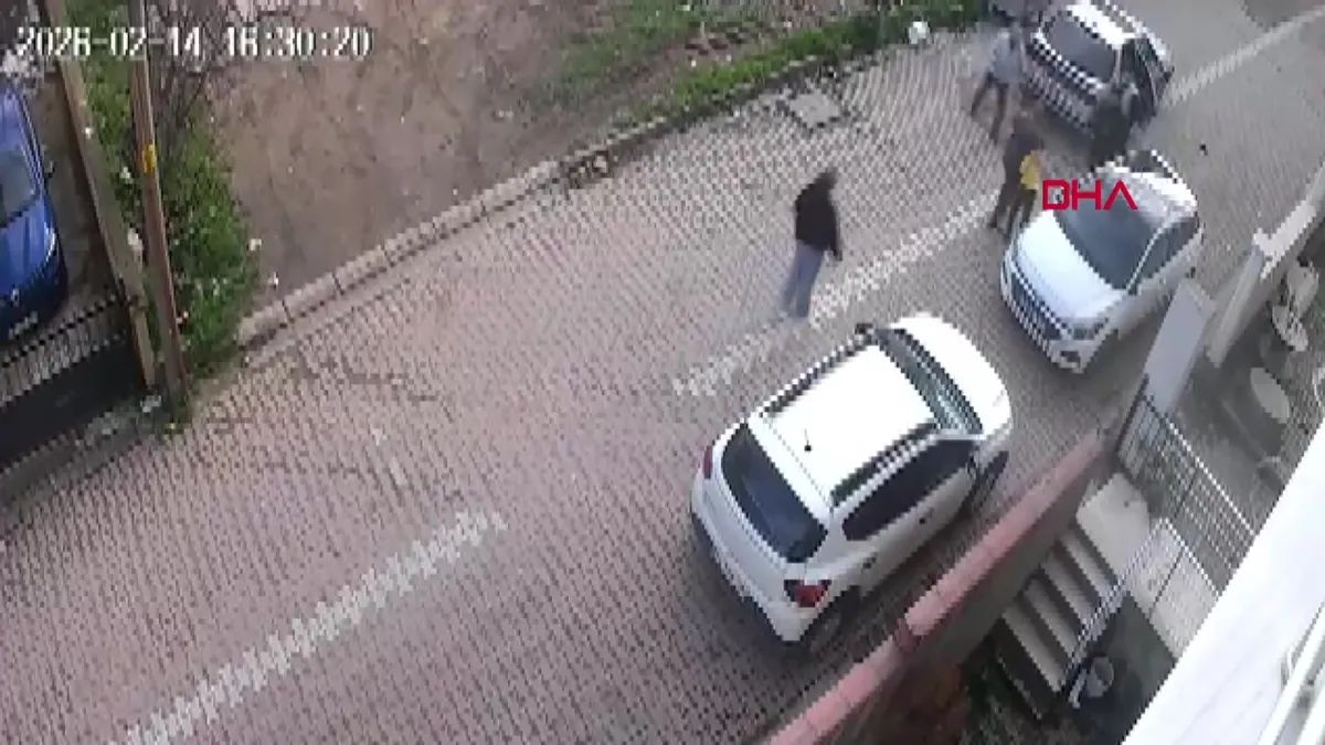 Kocaeli’de otomobilin Down sendromlu çocuğa çarptığı kaza kamerada | Video videosunu izle Kocaeli’de otomobilin Down sendromlu çocuğa çarptığı kaza kamerada | Video videosunu izle