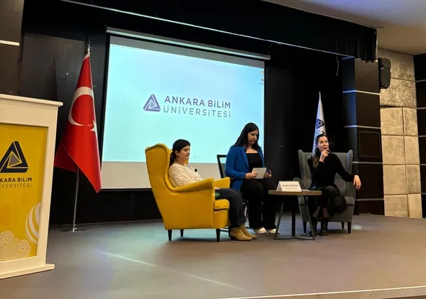 ankara-bilim-universitesi-tiyatro-toplulugundan-zeynep-kececiler-ile-belgesel-yolunda-etkinligi-1732807190438.jpg