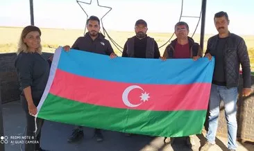 Karslı sporcular Ermenistan’a karşı Azerbaycan bayrağı açtı