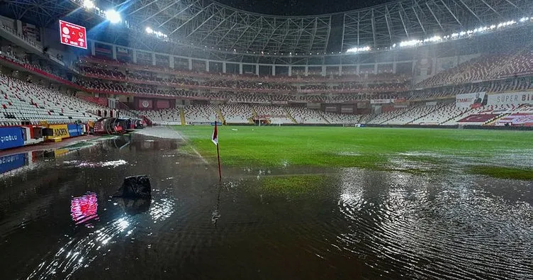 Son dakika haberi: Süper Lig’de Antalyaspor - Hatayspor maçı yağış nedeniyle ertelendi!