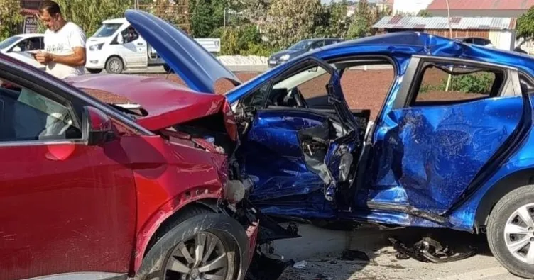 Hatay’da iki otomobil çarpıştı: 5 yaralı