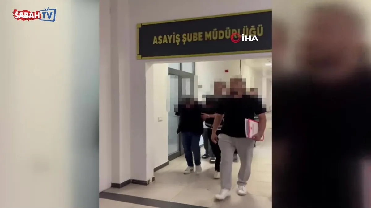 Kocaeli’de iş yeri kurşunlayan 3 şüpheli tutuklandı | Video videosunu izle Kocaeli’de iş yeri kurşunlayan 3 şüpheli tutuklandı | Video videosunu izle
