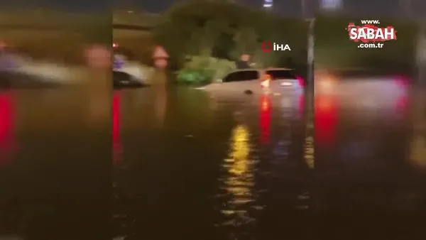 İzmir’i sel vurdu! Araçlar suya gömüldü, yol trafiğe kapatıldı | Video