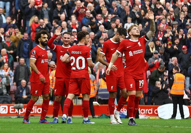 merseyside-derbisini-kazanan-liverpool-oldu-tribunlerden-gazzeye-destek-pankartlari-1697899181753.jpg
