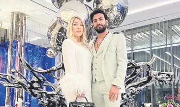 Elinde servet taşıyor