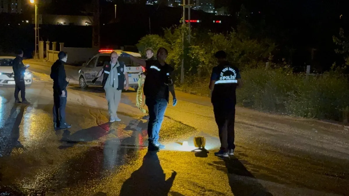 Kırıkkale'de bıçaklı kavgada yaralanan kişilere sağlık ekiplerinin müdahalesi.