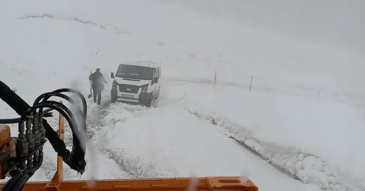 Muş’ta karda araçlarıyla yolda mahsur kalan 90 kişi kurtarıldı