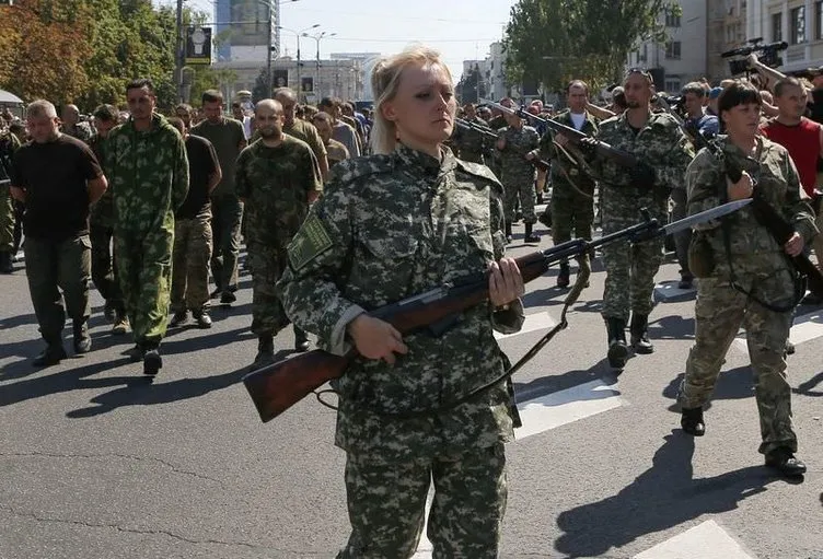 Ukraynalı askerleri Donetsk caddelerinde yürüttüler