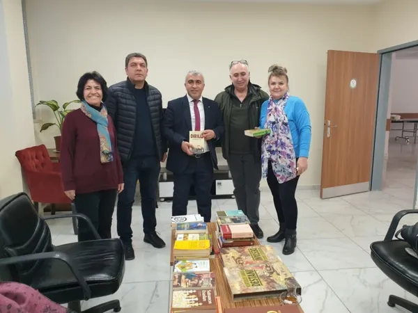 sehit-babasindan-oglunun-isminin-verildigi-okula-kitap-bagisi-1644928995348.jpg