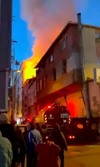3-katli-binanin-catisi-alev-alev-yandi-apartman-sakinleri-kendilerini-disari-atarak-kurtardi-1734717692212.jpg