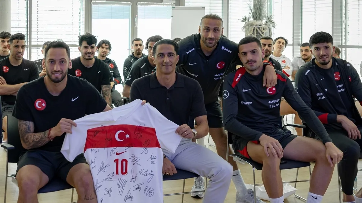 Hakem Serdar Gözübüyük’ten, A Milli Futbol Takımı’na sunum Hakem Serdar Gözübüyük’ten, A Milli Futbol Takımı’na sunum