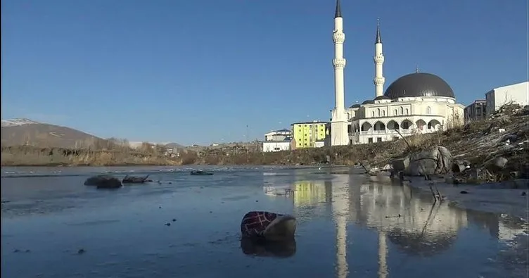 Kura Nehri’nin yüzeyi buz tutu