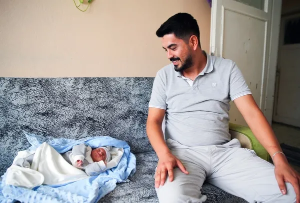 takside-dogum-yapan-aile-ve-taksici-bir-araya-geldi-1760090341545.jpg
