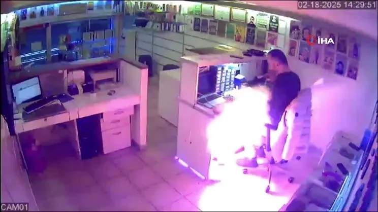 Şişen cep telefonu bataryası masasında patladı! O anlar kameraya yansıdı | Video