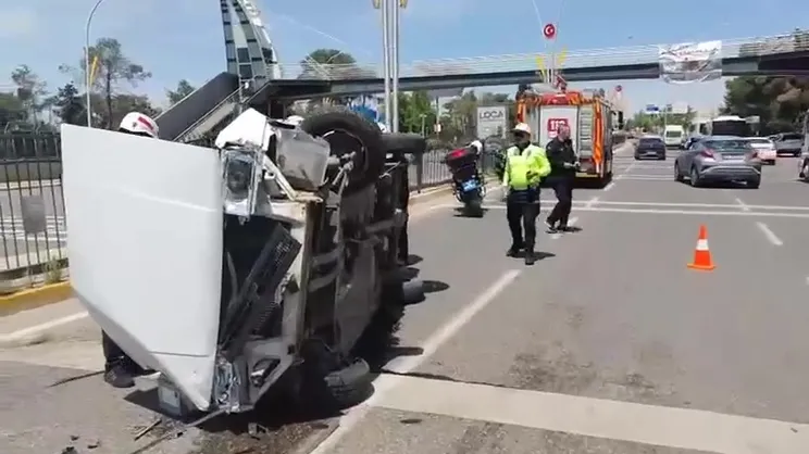 Haliliye'de otomobil yan yattı