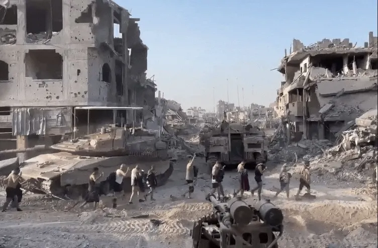 Alçak İsrail ordusunun yeni görüntüleri! Enkaza dönen bölgede insanlık dışı muamele: Filistinli erkekleri soyarak aşağıladılar