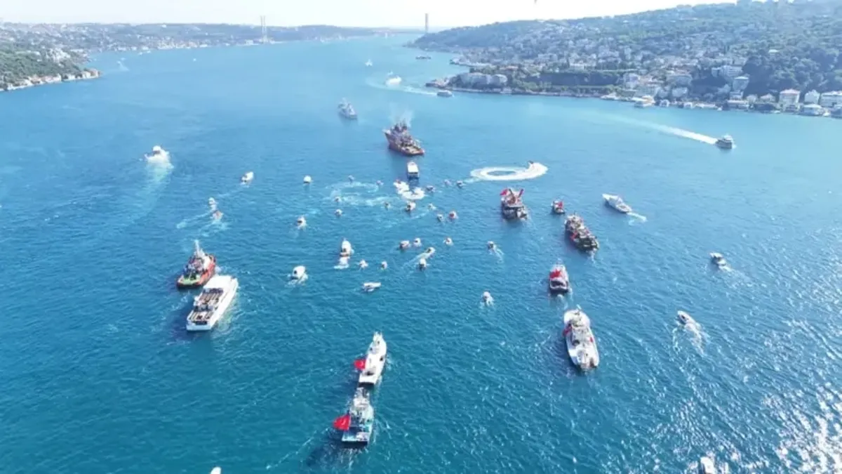 Boğaz'da 'Denizden Karaya 15 Temmuz' korteji! 253 kahraman şehidin anısına 253 tekne... haber görseli