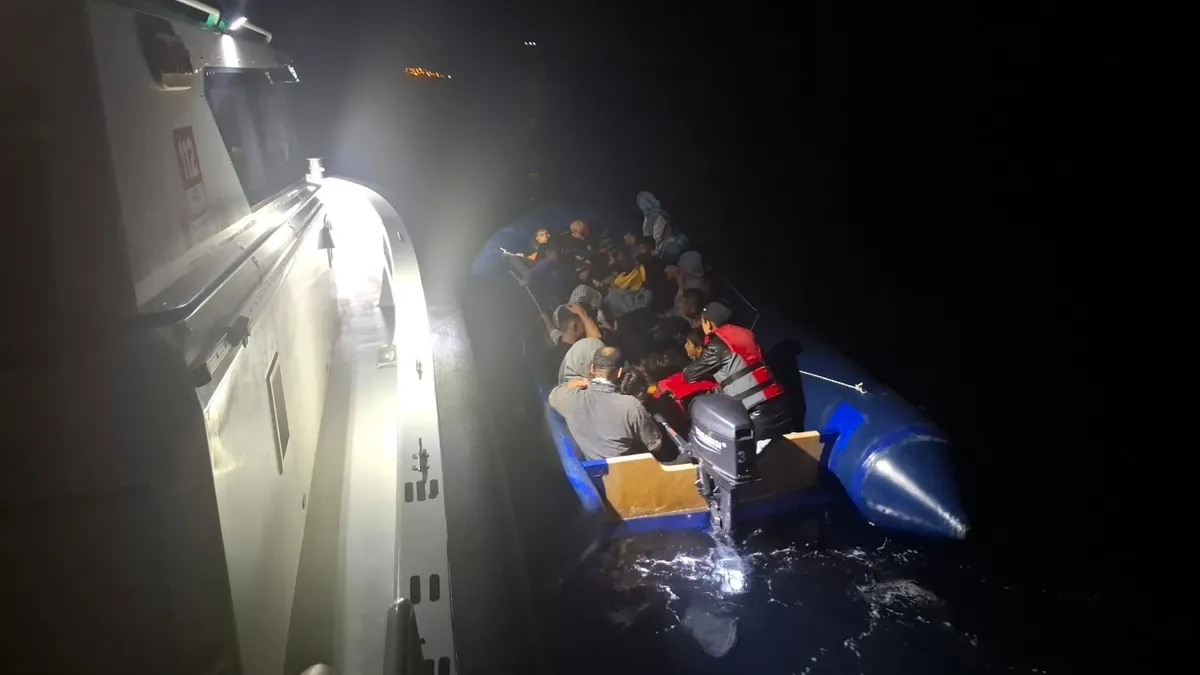 Ayvacık açıklarında aralarında çocuklarında bulunduğu 36 kaçak göçmen yakalandı Ayvacık açıklarında aralarında çocuklarında bulunduğu 36 kaçak göçmen yakalandı