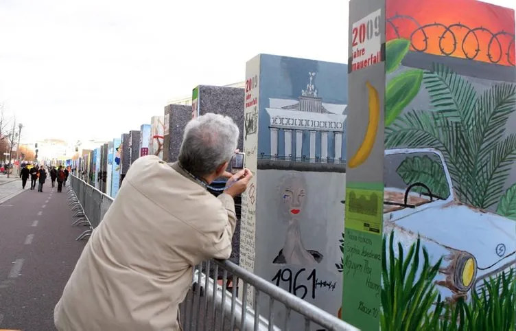 Yıkılışının 20. yılında domino taşlarından Berlin Duvarı