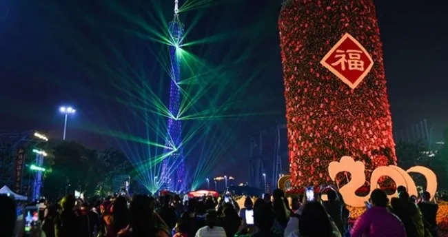 Çin Horoz Yılını kutlamalarla karşıladı