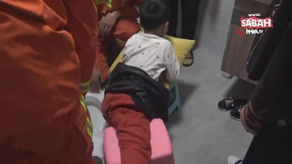 Çin’de ayağı tuvalete sıkışan çocuğu itfaiye ekipleri kurtardı