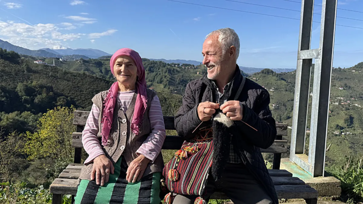 Keçi kılından 64 yıldır çorap örüyor! İdris Sağlam, eşi için yaptıklarıyla halktan takdirini topluyor…