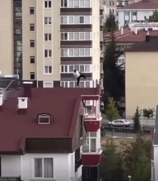 Nevşehirli Karate Kid yürekleri ağza getirdi: 10 katlı binanın çatısında değişik hareketler yaptı!