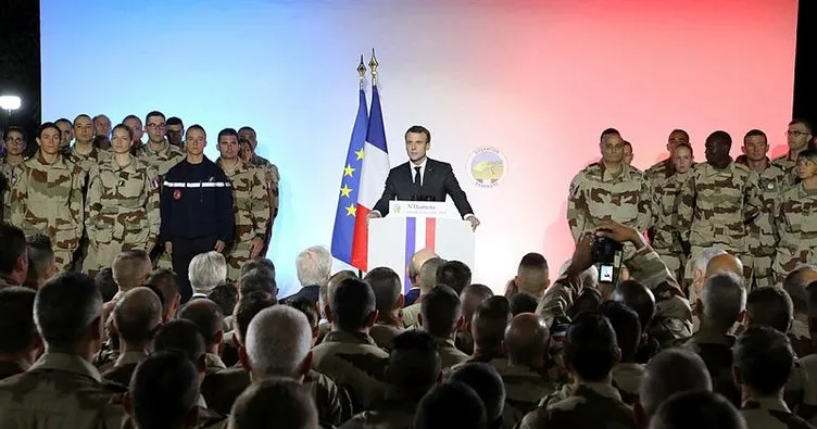 Macron’un yanındaki Fransız asker canlı yayında bayıldı