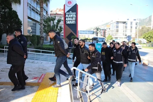 kafes-32-operasyonunda-suc-orgutu-lideri-ile-11-supheli-adliyede-1706265320256.jpg