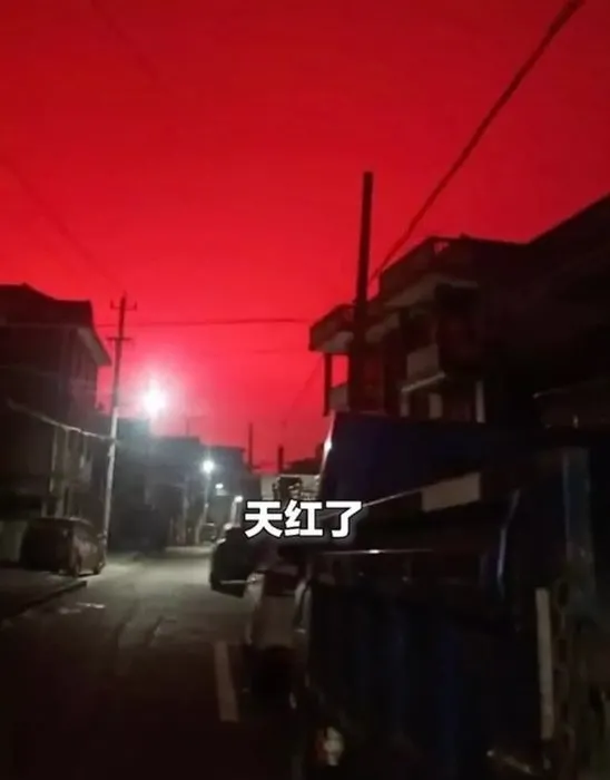 Kızıl gökyüzü o kentte ortaya çıktı! Tüyler ürperten görüntüler sonrası korkudan sokaklara döküldüler