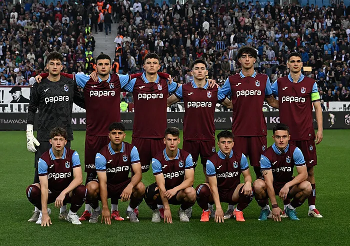 son-dakika-trabzonspor-u19-takimi-tarih-yazdi-firtina-uefa-genclik-liginde-yari-finalde-1743526670171.jpeg