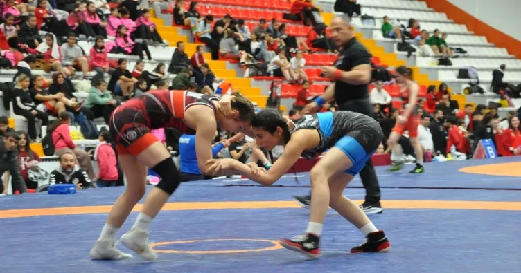 Genç kızlar minderde ter döktü