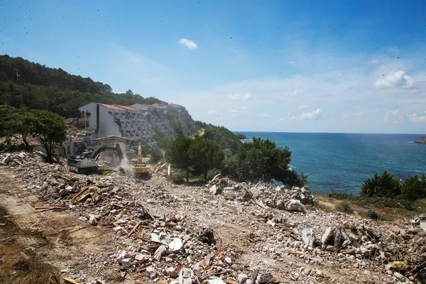 beykoz-rivada-yillardir-suren-cile-bitiyor-metruk-otel-yikiliyor-yerine-dev-genclik-kampi-geliyor-1784993216587.jpg
