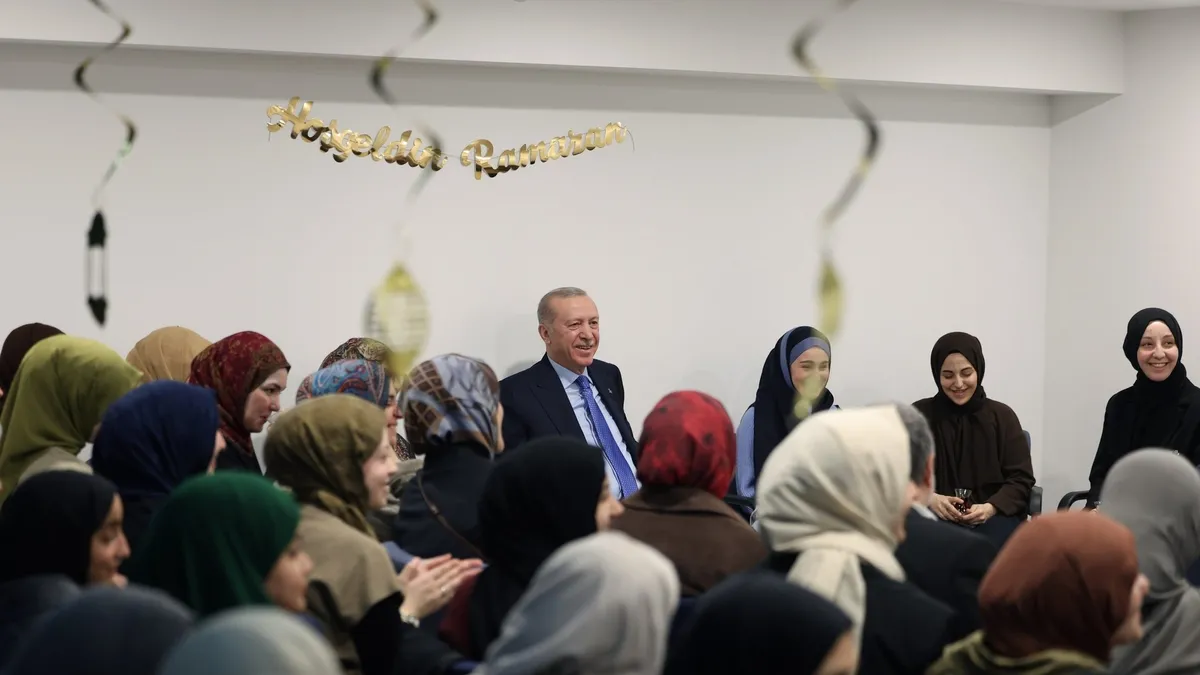Başkan Erdoğan’dan Marmara Üniversitesi kız öğrenci yurduna ziyaret Başkan Erdoğan’dan Marmara Üniversitesi kız öğrenci yurduna ziyaret