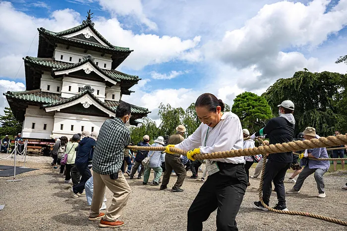 1787746676187.jpg Japonya’da tarihi yapı eski yerine dönüyor: 400 tonluk dev kaleyi halatlarla çektiler