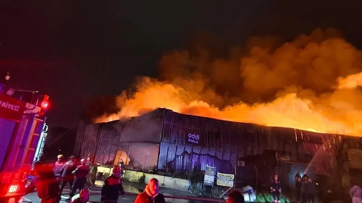 İzmir'de korkutan yangın: Mobilya fabrikası alevlere teslim oldu!
