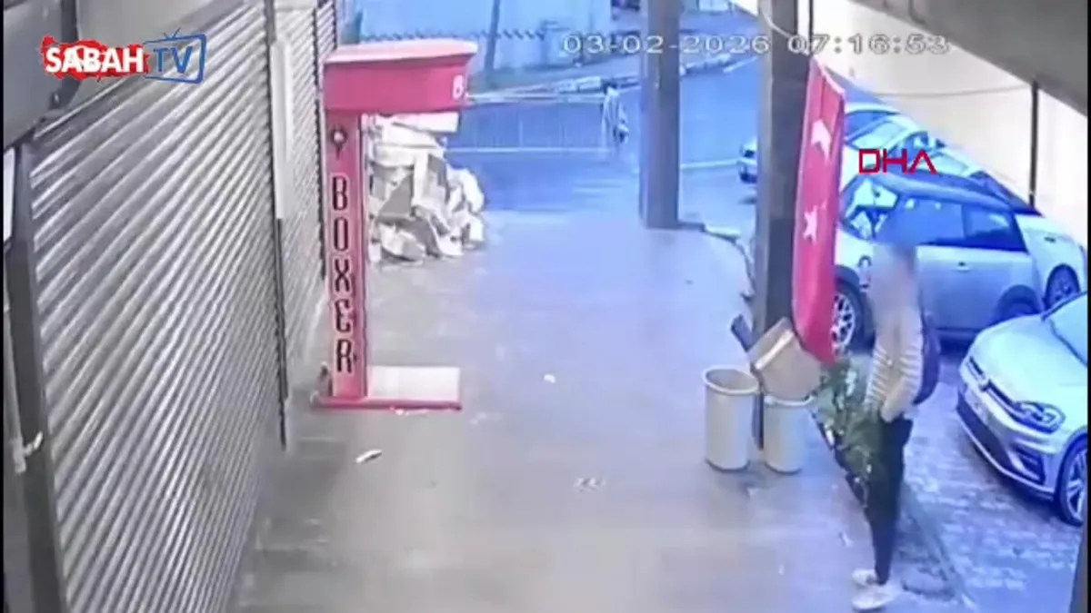 Beylikdüzü’nde iş yerinin önündeki Türk bayrağını indiren şüpheli yakalandı videosunu izle Beylikdüzü’nde iş yerinin önündeki Türk bayrağını indiren şüpheli yakalandı videosunu izle