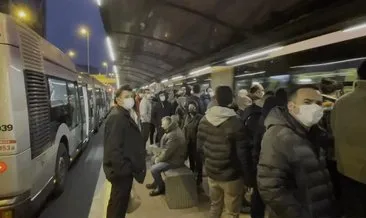 Yenibosna’da metrobüs arızalandı, duraklarda yoğunluk oluştu