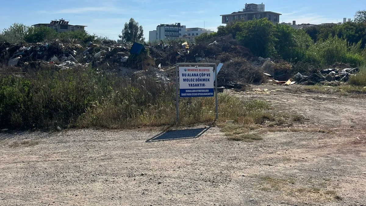 Menderes’te fıkra gibi olay! CHP’li belediyenin görevlileri kendi yasakladıkları yere resmi plakalı araçla çöp döktü Menderes’te fıkra gibi olay! CHP’li belediyenin görevlileri kendi yasakladıkları yere resmi plakalı araçla çöp döktü