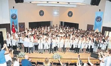 Doktor adayları beyaz önlük giydi