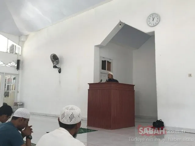 Endonezya’da depremin ardından ilk cuma namazı kılındı