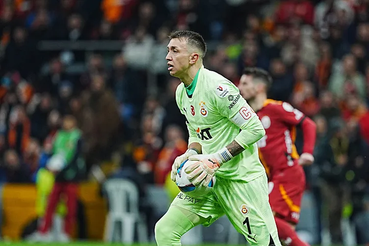 Son dakika haberi: Galatasaray’da Muslera’dan ayrılık açıklaması! Görüştüğü iki takımı duyurdu...