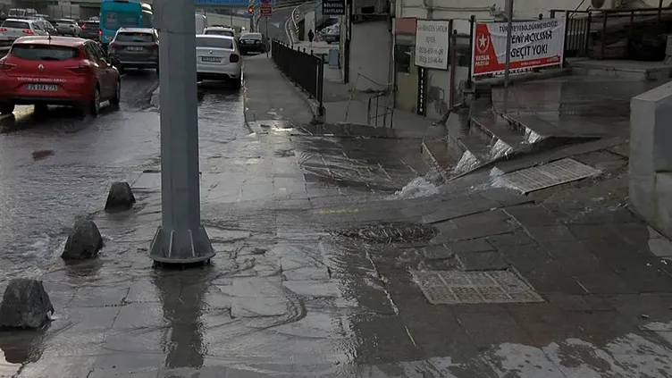 Küçükçekmece’de metrobüs durağı alt geçidini su bastı: Vatandaşlar paletlerin üzerinde resmen parkur yaptı!