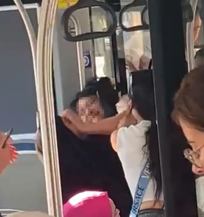 Tesettürlü kadına küçük çocuğunun yanında hakaretler yağdırmıştı: Saldırgan kadın gözaltına alındı!