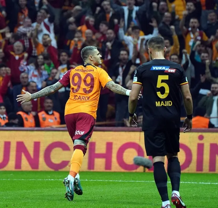 Son dakika haberi: Galatasaray-Kayserispor maçında saha birbirine girdi! Hakem o kararla geceye damga vurdu...