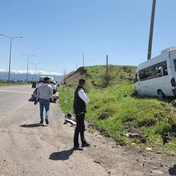 bingolde-minibus-ile-otomobil-carpisti-7-yarali-1713017689754.jpg